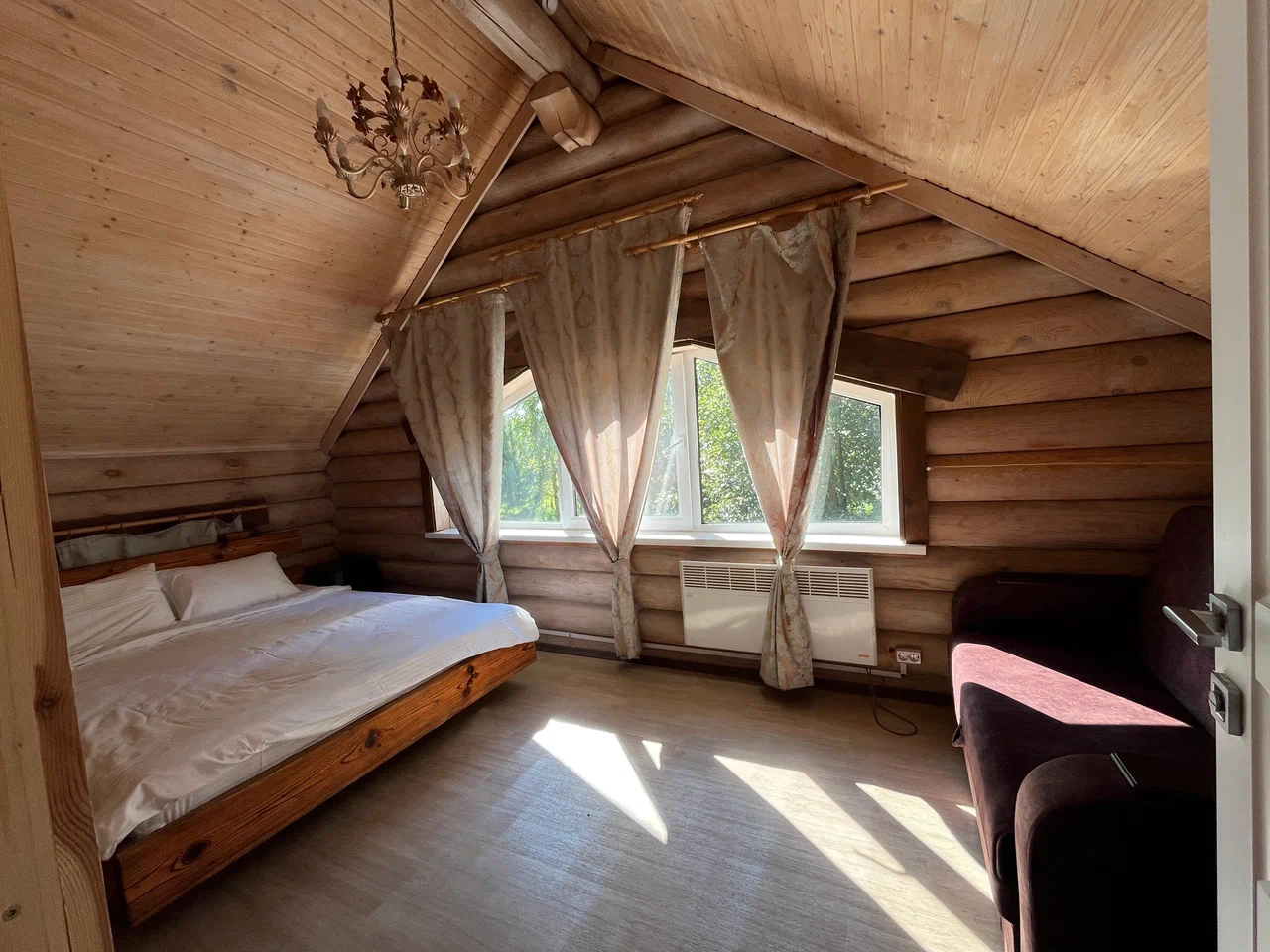 Второй этаж спальные места в коттедже нижний новгород на базе отдыха остров приключений