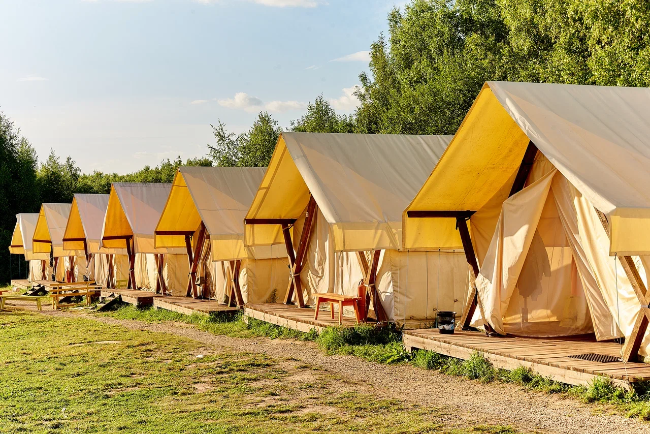 Глэмпинг палатоный лагерь кемпинг на базе отдыха остров приключений в нижнем новгороде