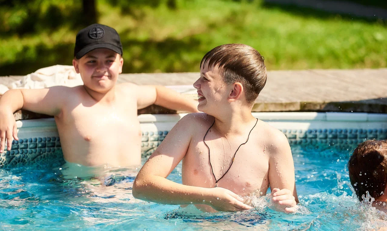 Летний открытый бассейн для мероприятия на базе отдыха остров приключений аренда