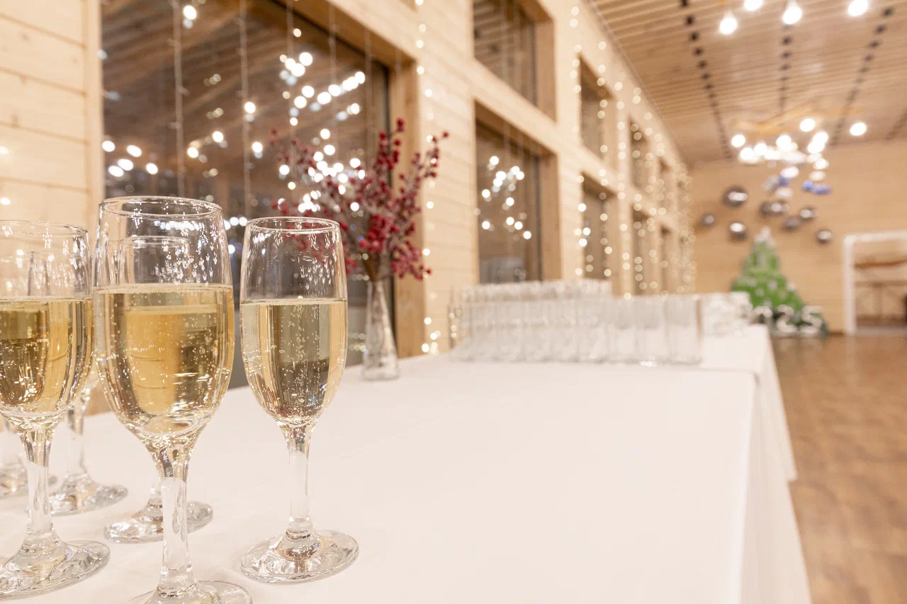 Ресторан Небо в Нижнем Новгороде на базе отдыха остров приключений самый большой ресторан до 1000 человек