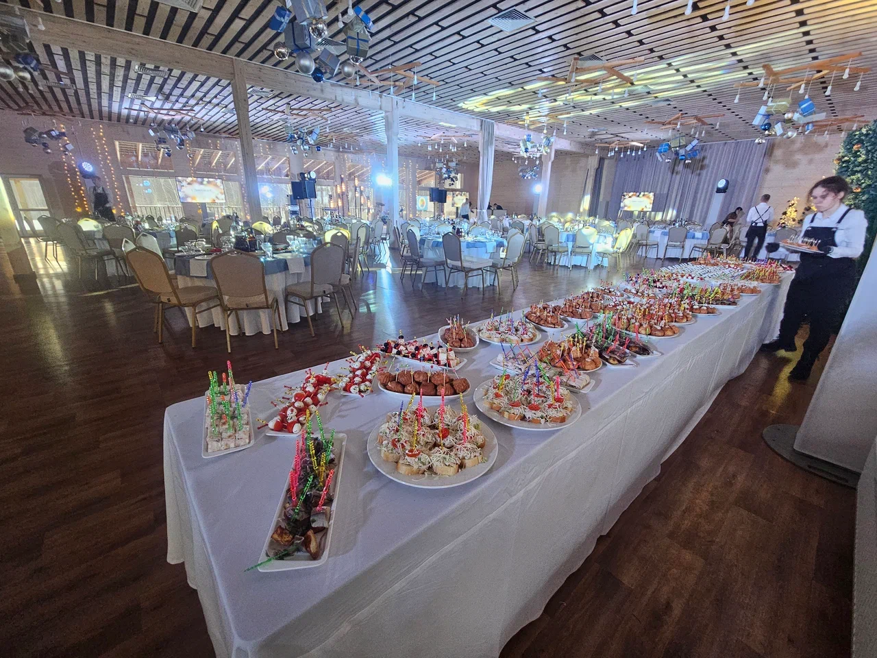 Ресторан Небо в Нижнем Новгороде на базе отдыха остров приключений самый большой ресторан до 1000 человек 11