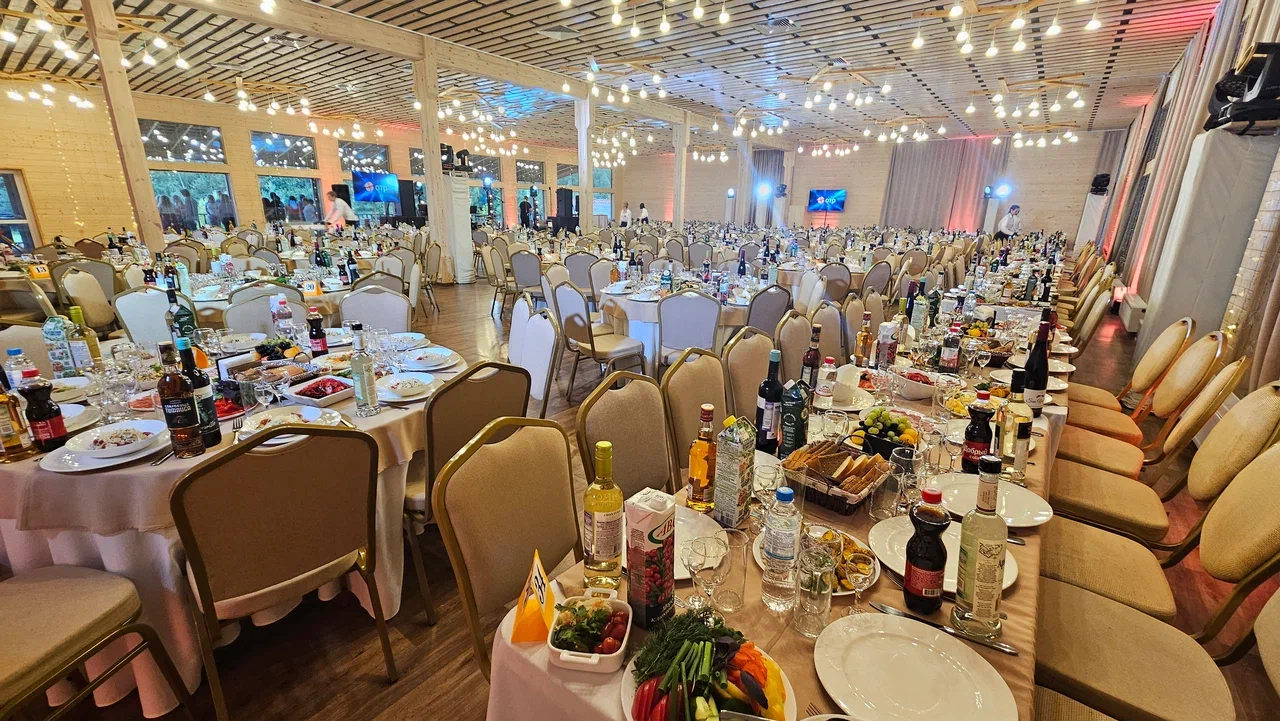 Ресторан Небо в Нижнем Новгороде на базе отдыха остров приключений самый большой ресторан до 1000 человек 8