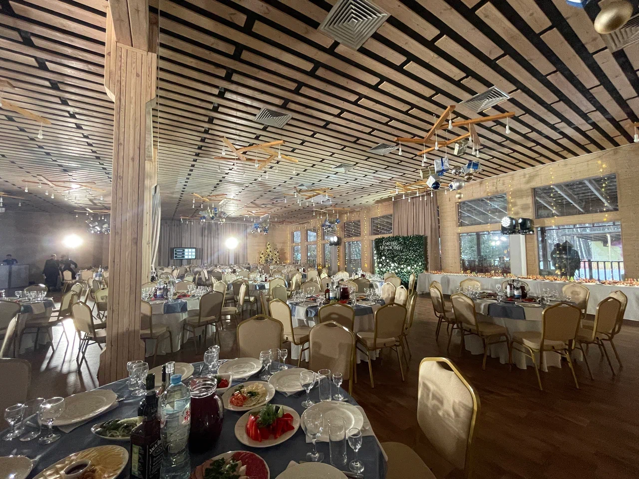 Ресторан Небо в Нижнем Новгороде на базе отдыха остров приключений самый большой ресторан до 1000 человек 9