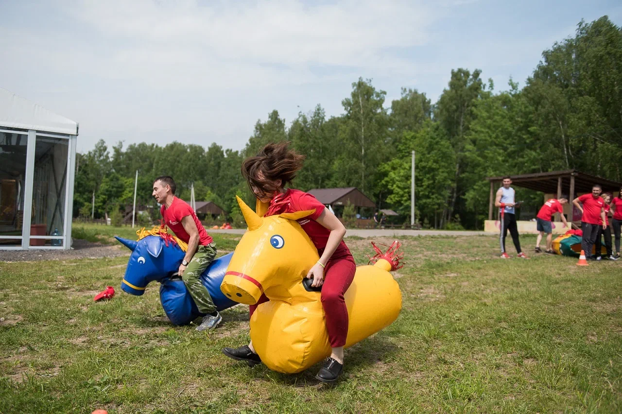 Надувные лошадки в Нижнем Новгороде на базе отдыха Остров Приключений