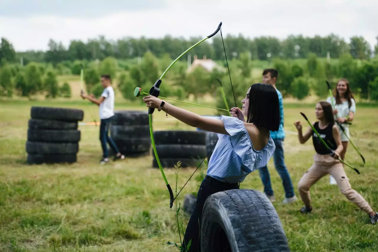 Игра с луками и стрелами в Нижнем Новгороде на базе отдыха