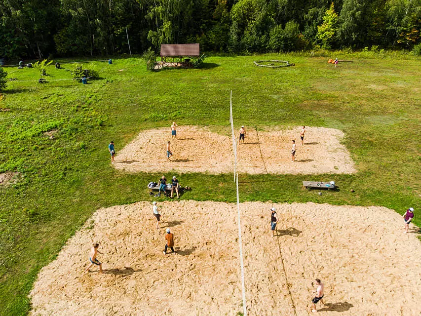 Волейбольная площадка на базе отдыха в Нижегородской области