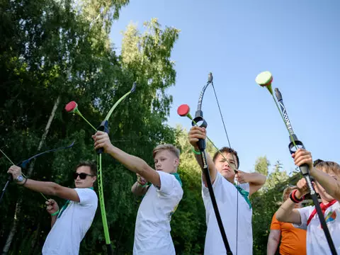 Игра с луками и стрелами в глэмпинге в Нижнем Новгороде