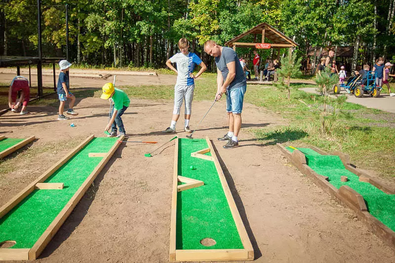 Мини-гольф игра для семейного отдыха