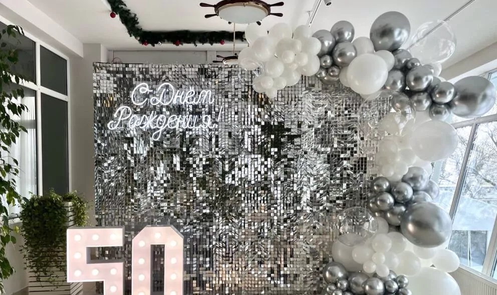 Фотозона из пайеток в Нижнем Новгороде на базе отдыха Остров Приключений