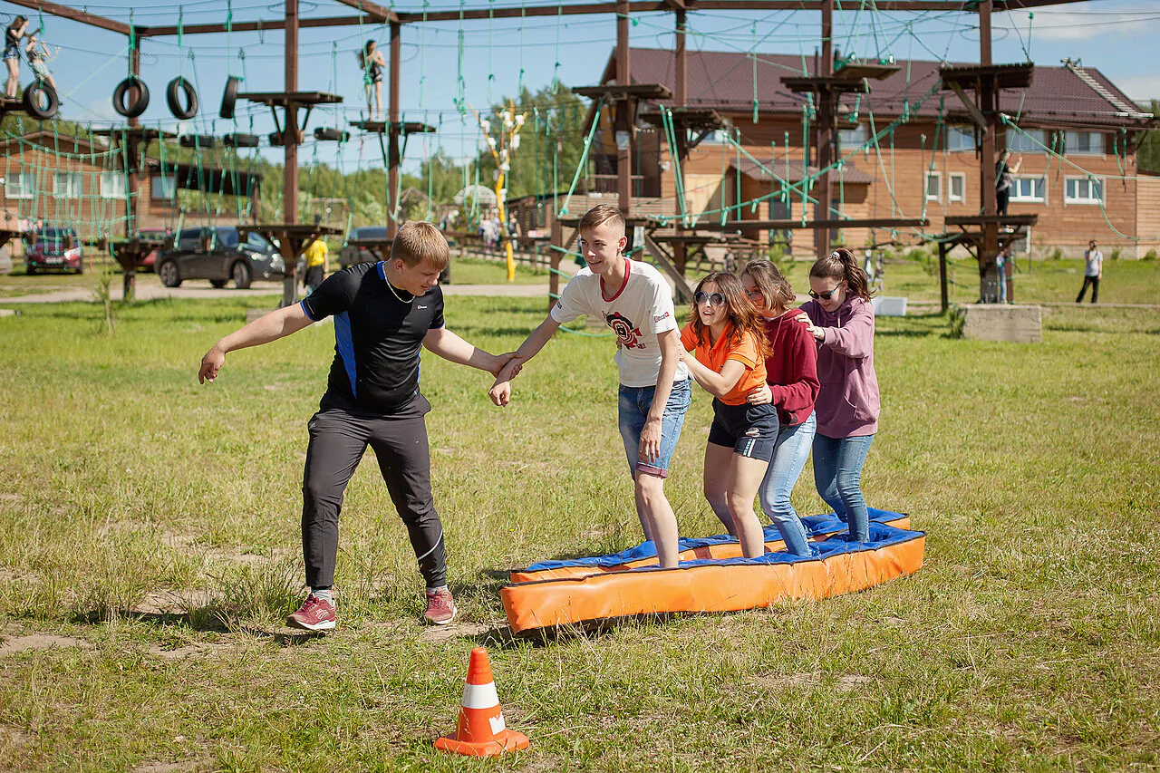 гигантские лыжи в Нижнем Новгороде на базе отдыха Остров Приключений